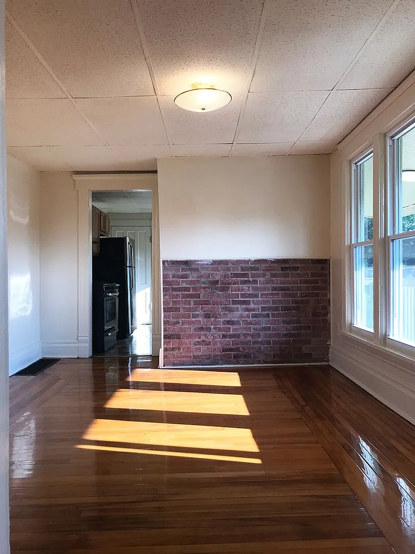 107 Dell Apt 3 - 8/1/27 - Beautiful Upper Flat With Private Side Porch — Photo 1