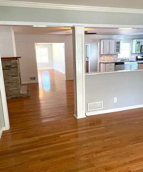 225 Thompson Pl — Photo 4
