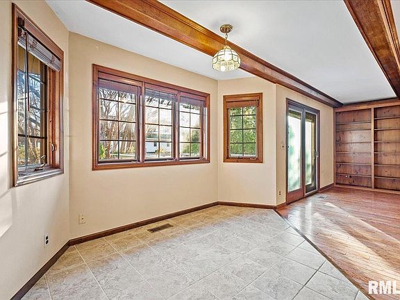 5th image of 718 Country Meadows Ln