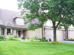 18980 Stonehedge Dr, Brookfield, WI 53045