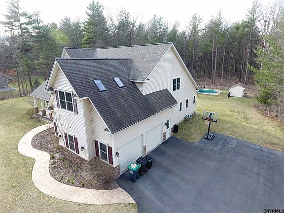 3rd image of 15 Liz Ann Dr