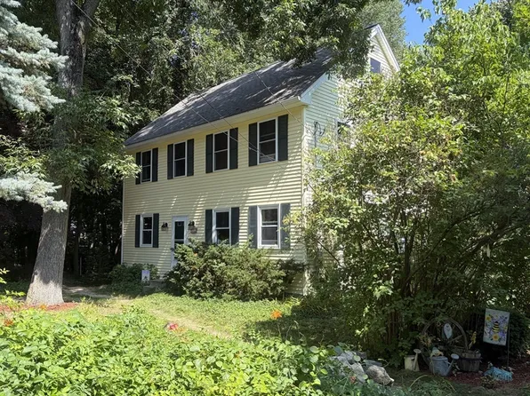 203 Lakeview Ave, Tyngsboro, MA 01879