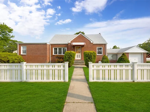 284 W Gates Avenue, Lindenhurst, NY 11757