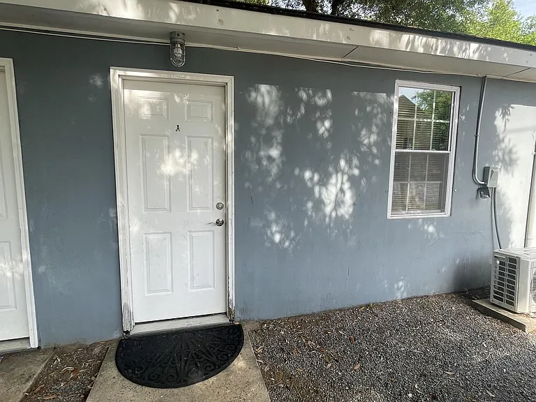 1848 Orangeburg St - A — Photo 1