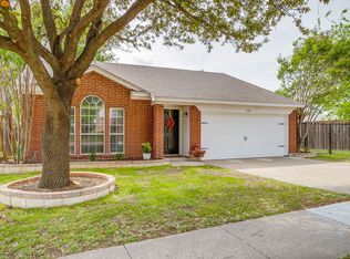 7104 Summerset Dr, Benbrook, TX 76126