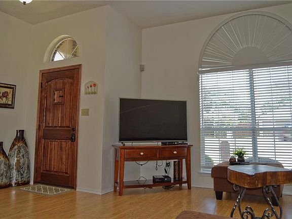 4th image of 2704 Kempton Dr