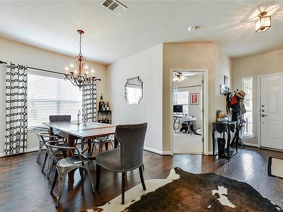 5th image of 902 Elmwood Dr