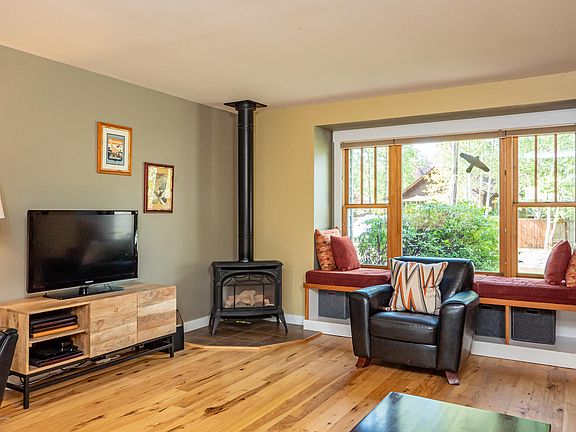 2nd image of 2095 Lilac Ln