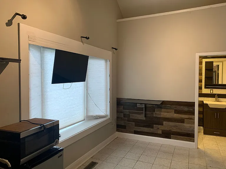 537 E Ave NE — Photo 3