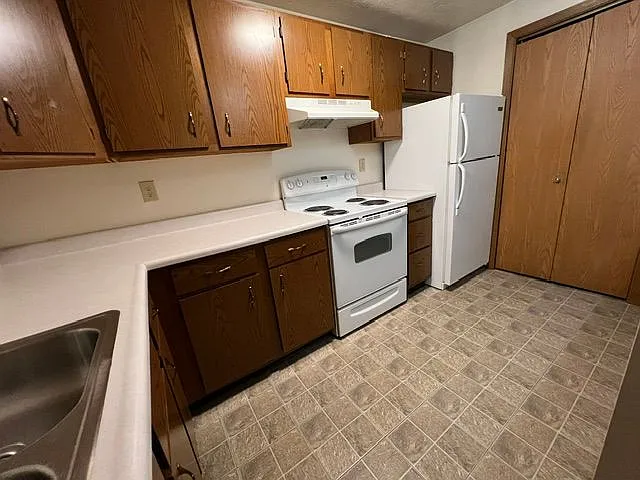2 bed, $900 — Photo 2