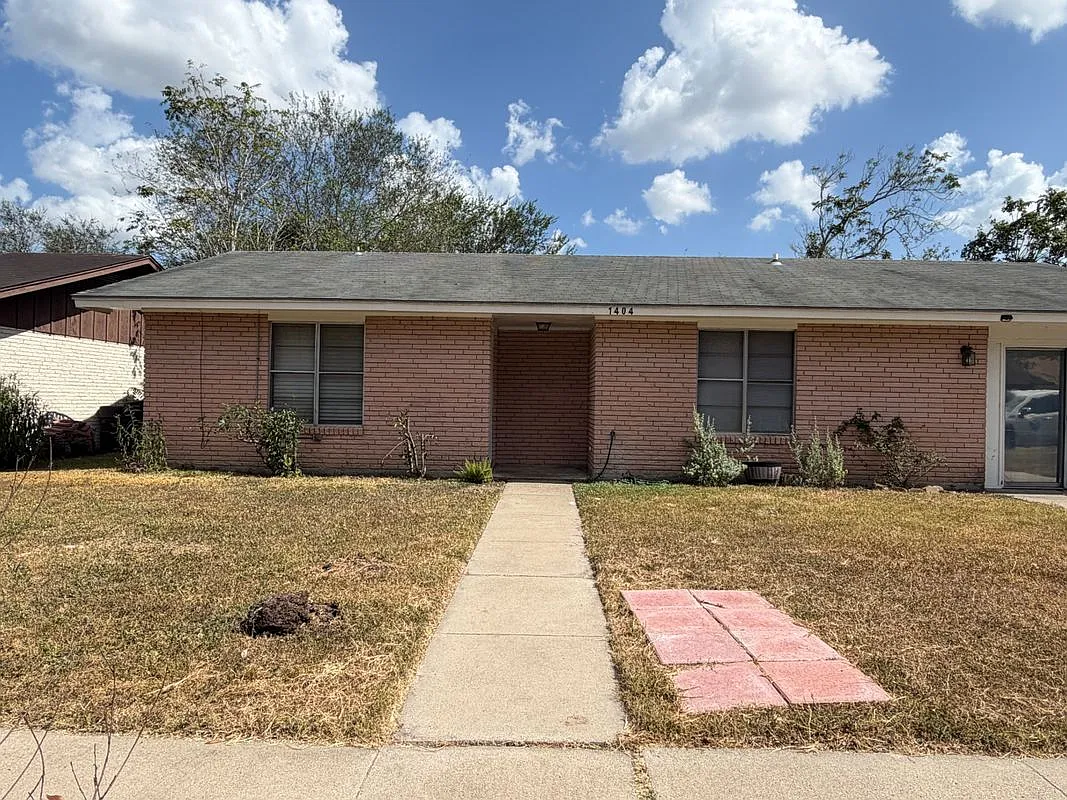 4 bed, 1.0 bath, 1403 sqft, $1,400 — Photo 1