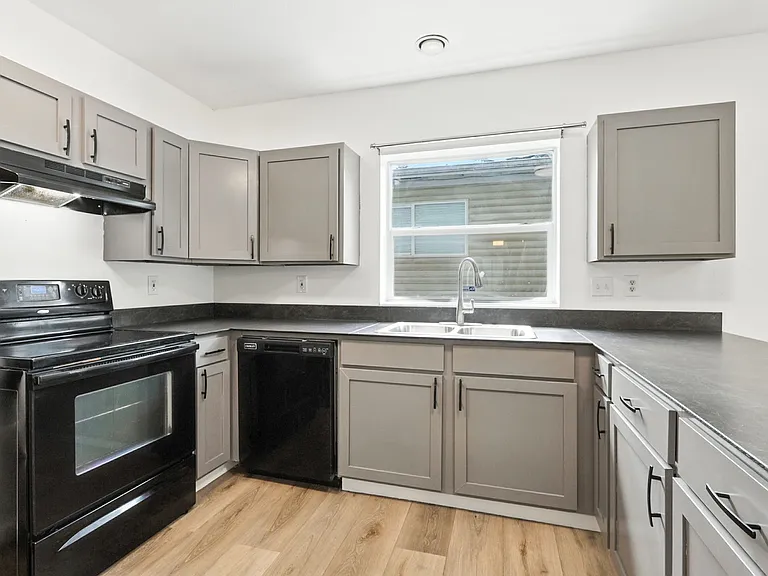 10033 N Lombard St — Photo 16