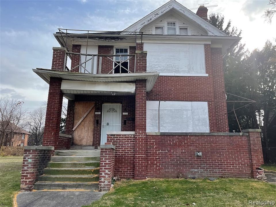 1st image of 185 W Longwood Pl