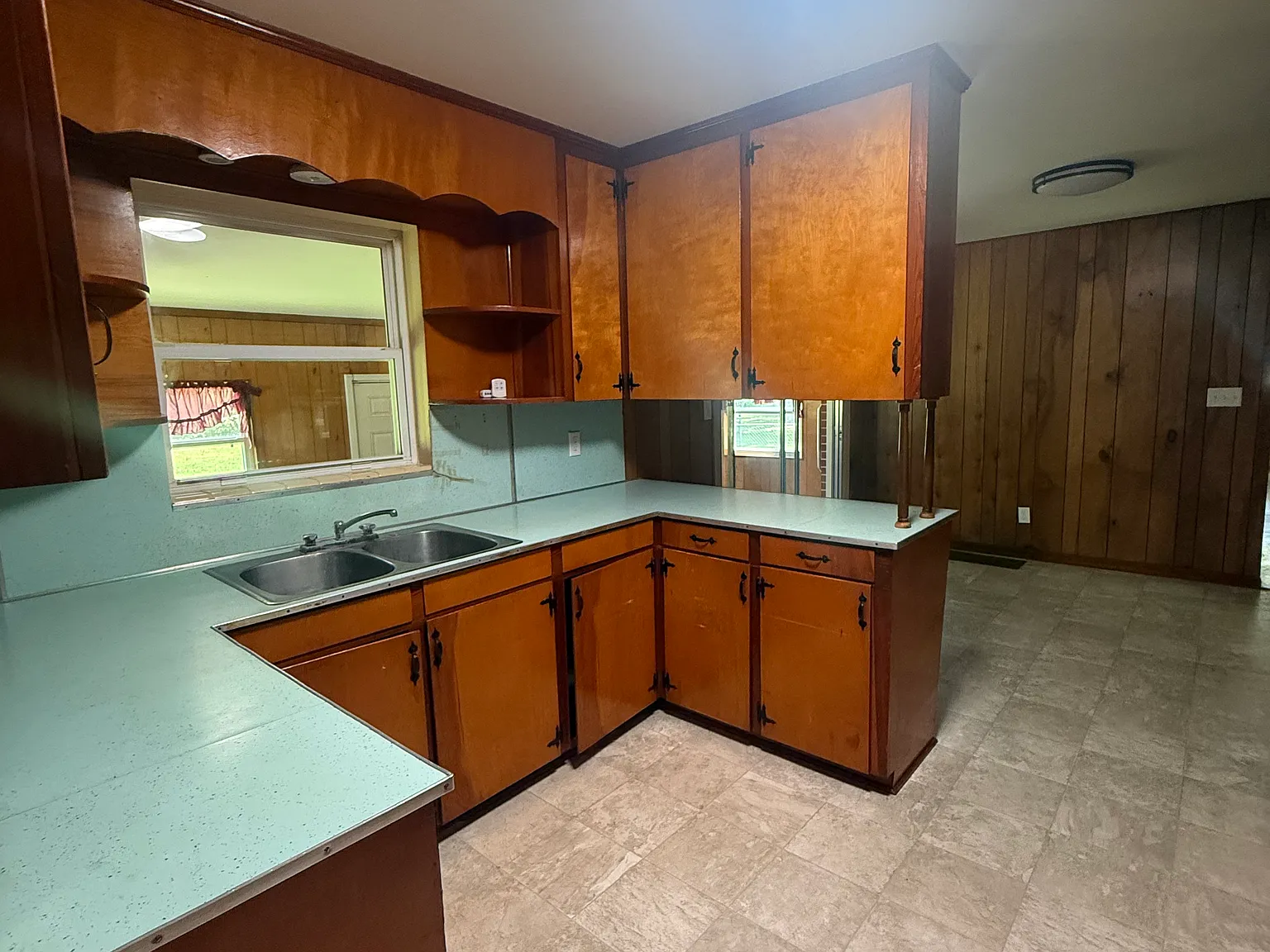 3 bed, 1.5 bath, 1350 sqft, $1,900 — Photo 3