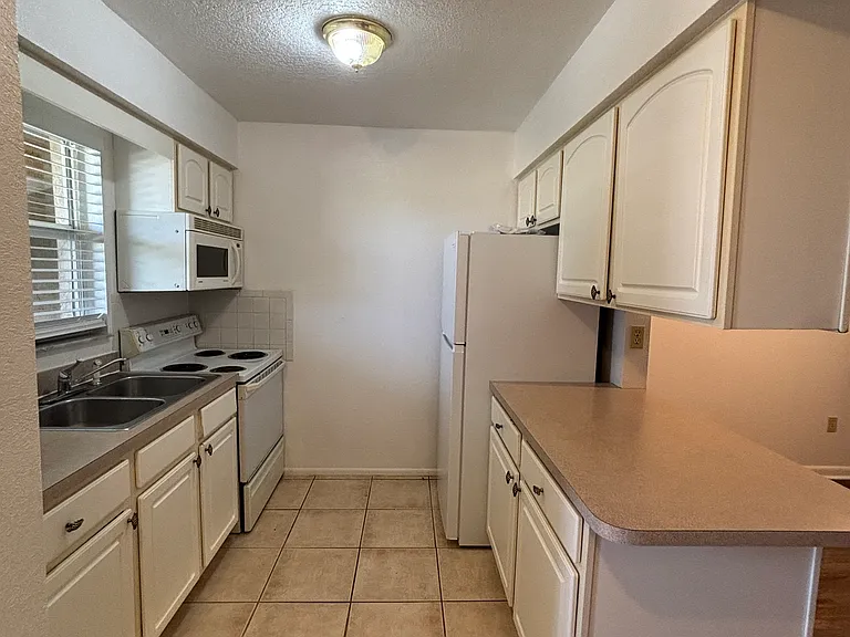 2845 Magdalina Dr — Photo 17