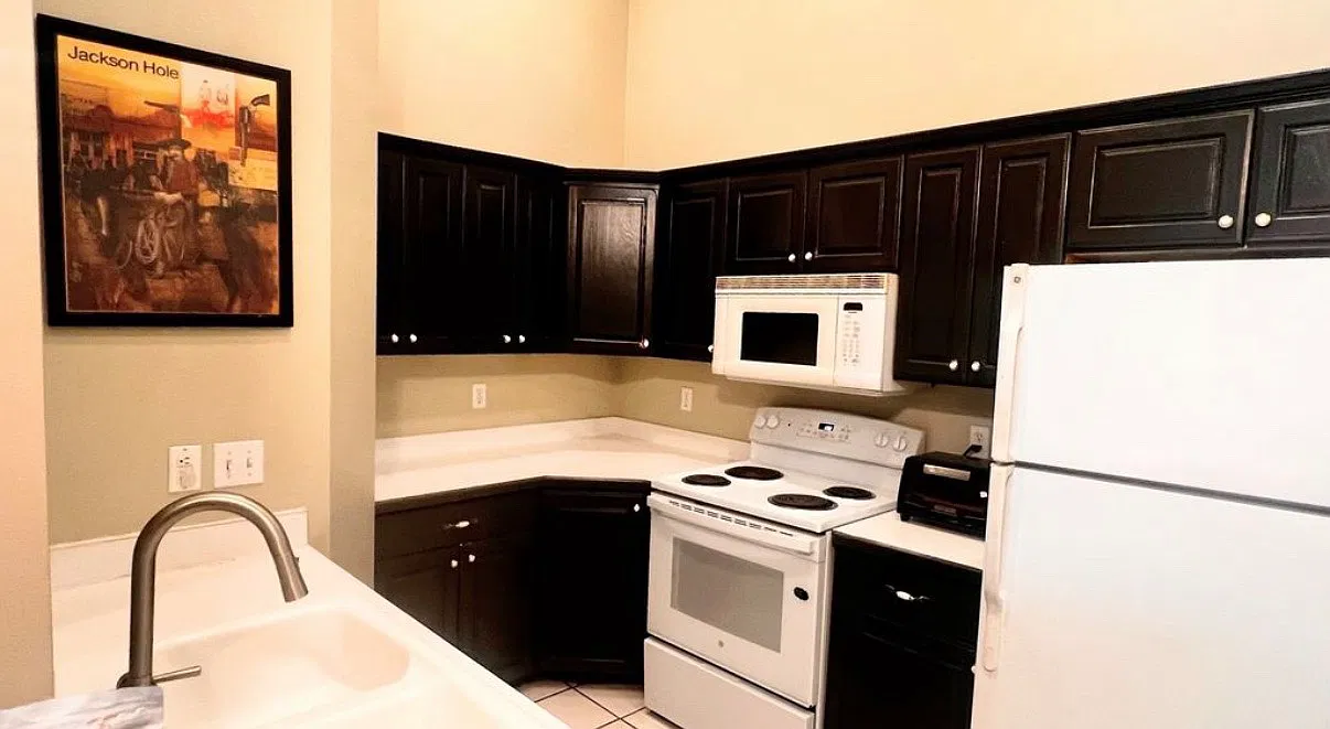 3 bed, 1.5 bath, 1039 sqft, $1,750 — Photo 3