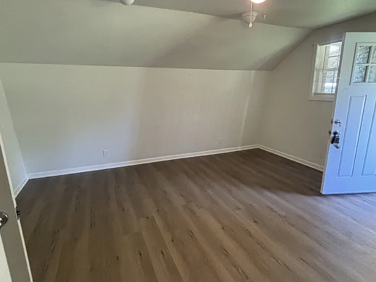 1005 Ross Ln — Photo 7