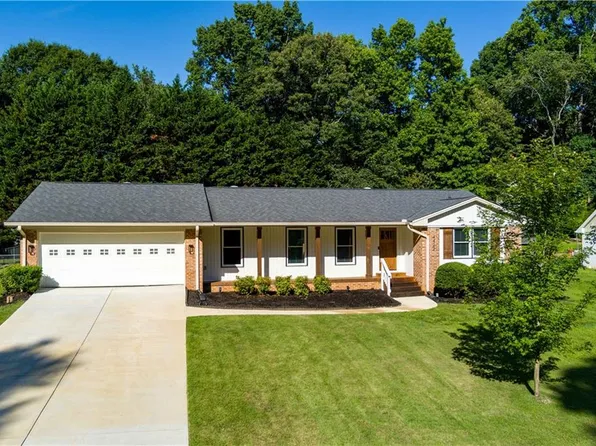 4422 White Oak Dr, Sugar Hill, GA 30518