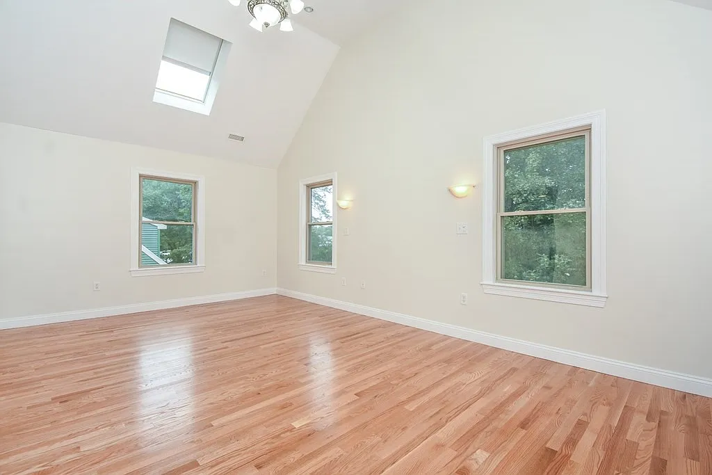 4 bed, 2.5 bath, 2800 sqft, $5,000 — Photo 4