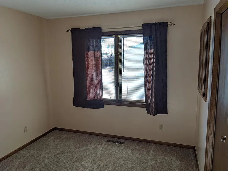 2300 Amberwood Dr — Photo 24