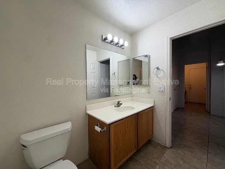 7816 N 54th Ln — Photo 16