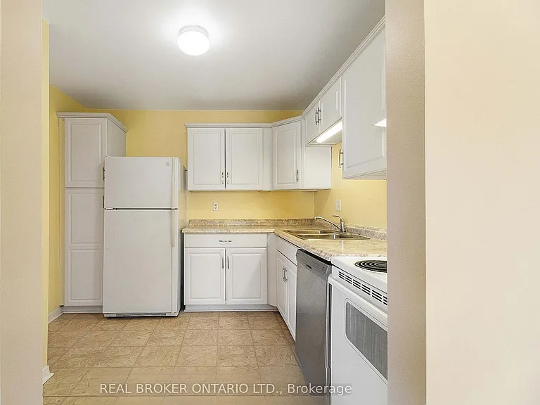 18 Julie Dr — Photo 7