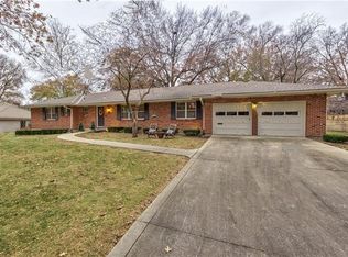 9730 Wenonga Rd, Leawood, KS 66206