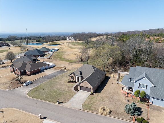 4th image of 905 Eagle Crest Dr