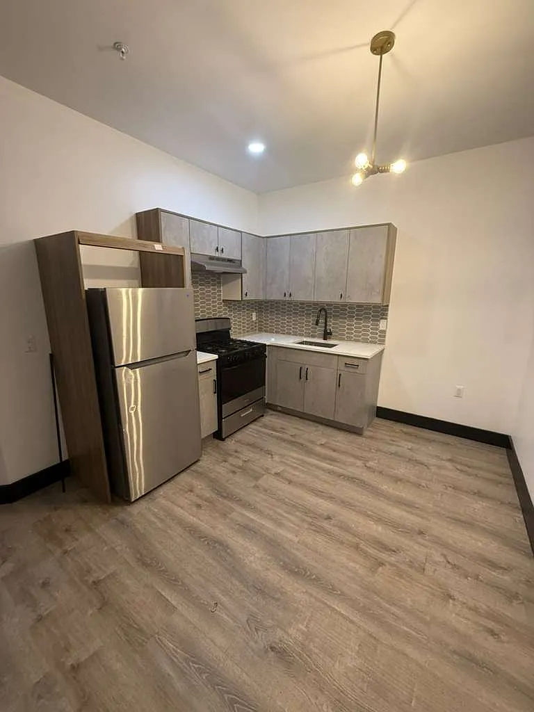 2 bed, 800 sqft, $2,000 — Photo 1