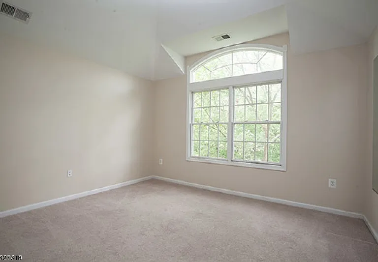 321 Edmonton Ct — Photo 8