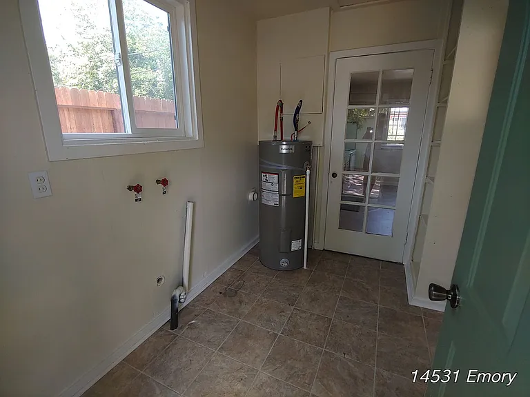14531 Emory Ave — Photo 11