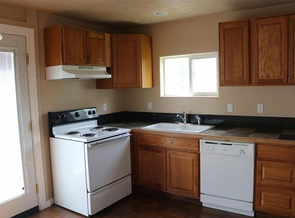 4th image of 422 Montana St