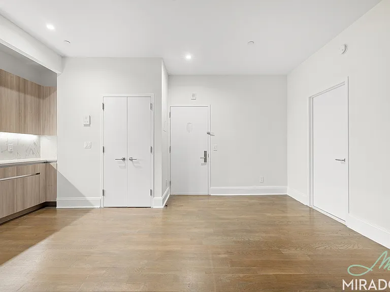 15 Park Row #24G — Photo 4