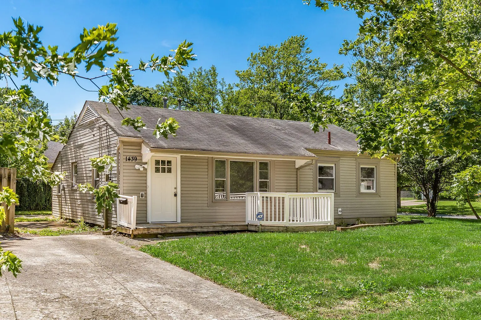 1439 Simpson Dr photo 1