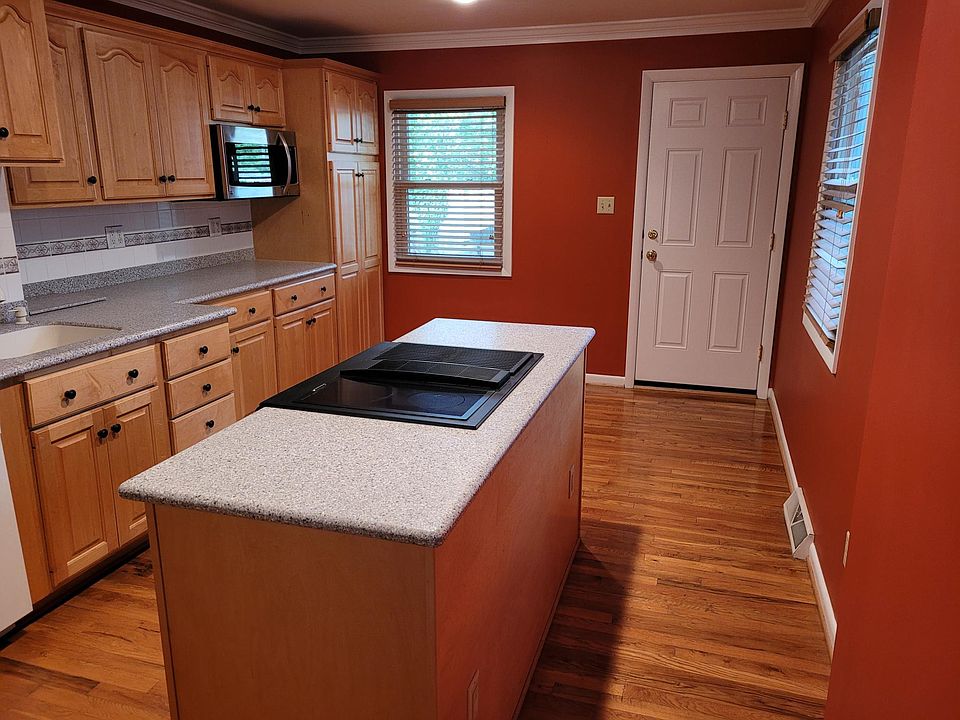 Spacious Kitchen with island
