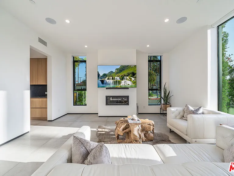 200 N Doheny Dr — Photo 29