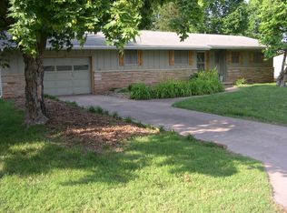 1911 E Edgewood St, Springfield, MO 65804