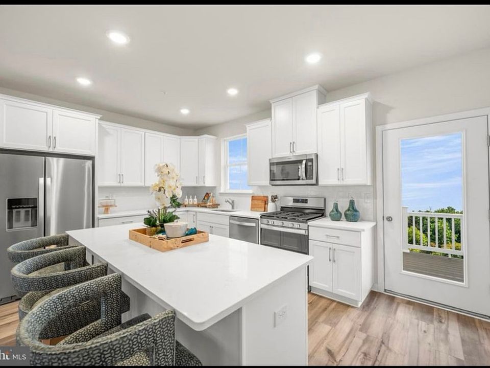 Model kitchen, actual kitchen has gray cabinets