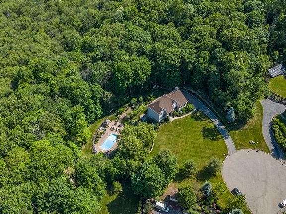 2nd image of 11 Stoneridge Ct