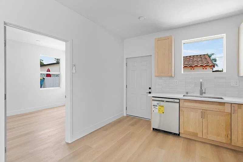 3 bed, 3.0 bath, 922 sqft, $4,200 — Photo 4