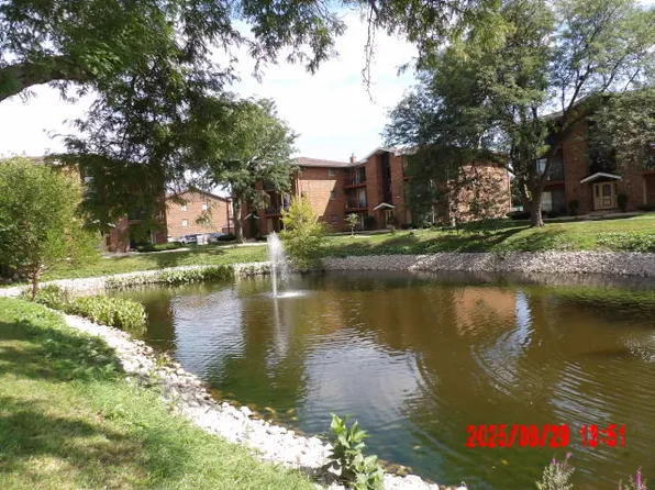 15740 Lake Dr, Oak Forest, IL
