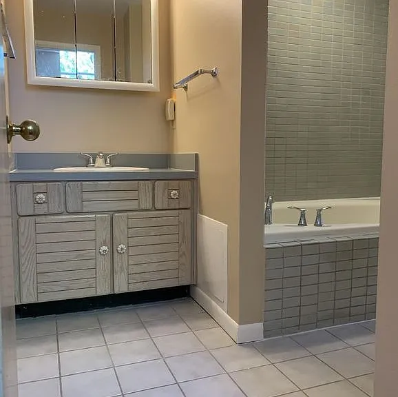 Master Bath Jacuzzi Tub