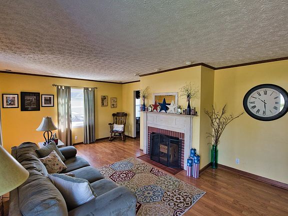 3rd image of 1527 Woodview Ln