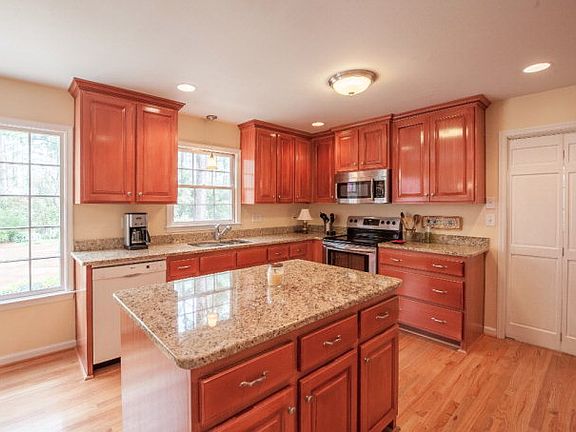 4th image of 996 Campbellton Dr