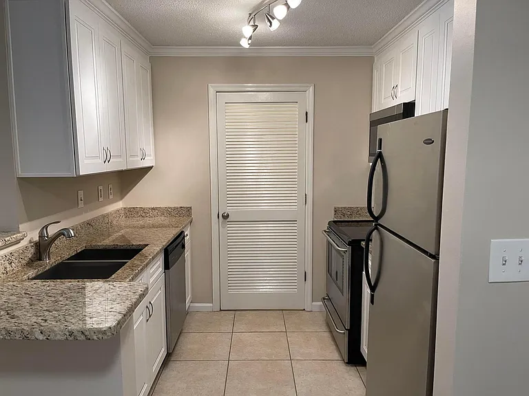 526 Granville Ct #526 — Photo 5
