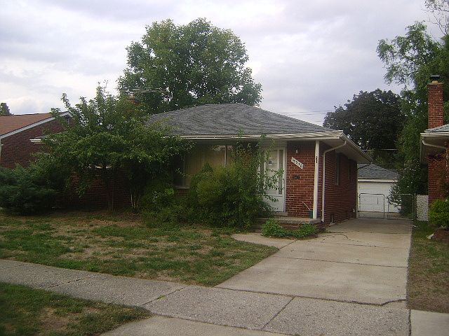 2nd image of 15930 Ryland St