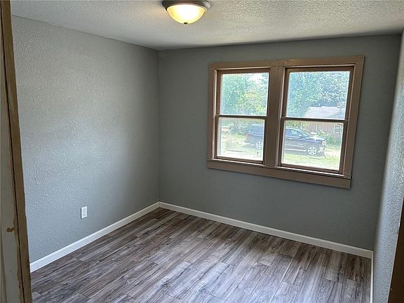5th image of 512 N Bly Rd