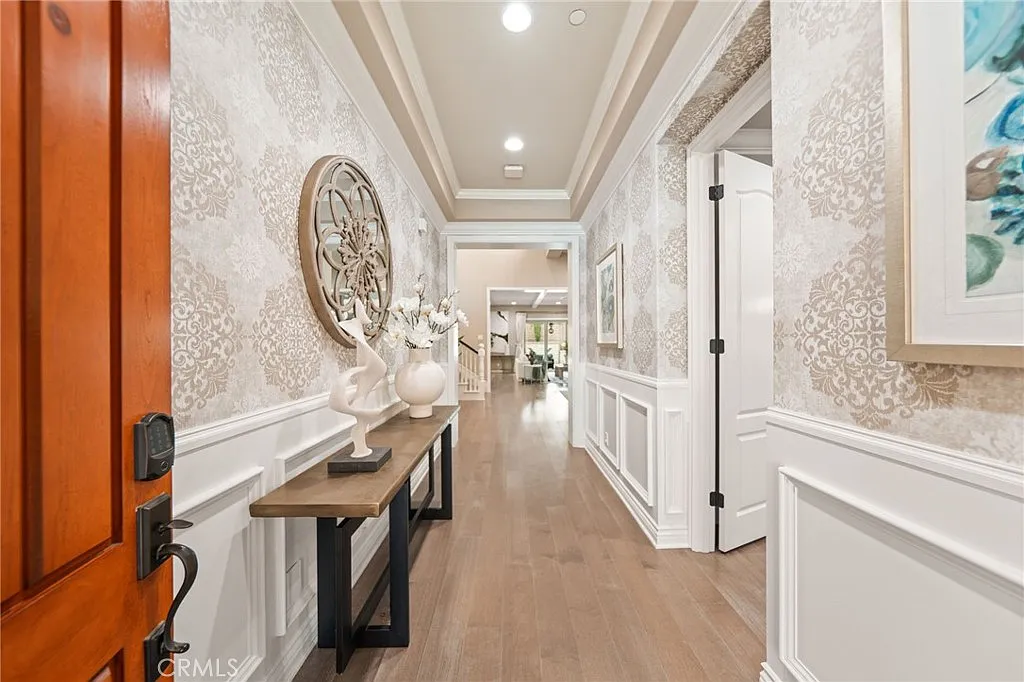 4 bed, 4.5 bath, 4200 sqft, $9,300 — Photo 2