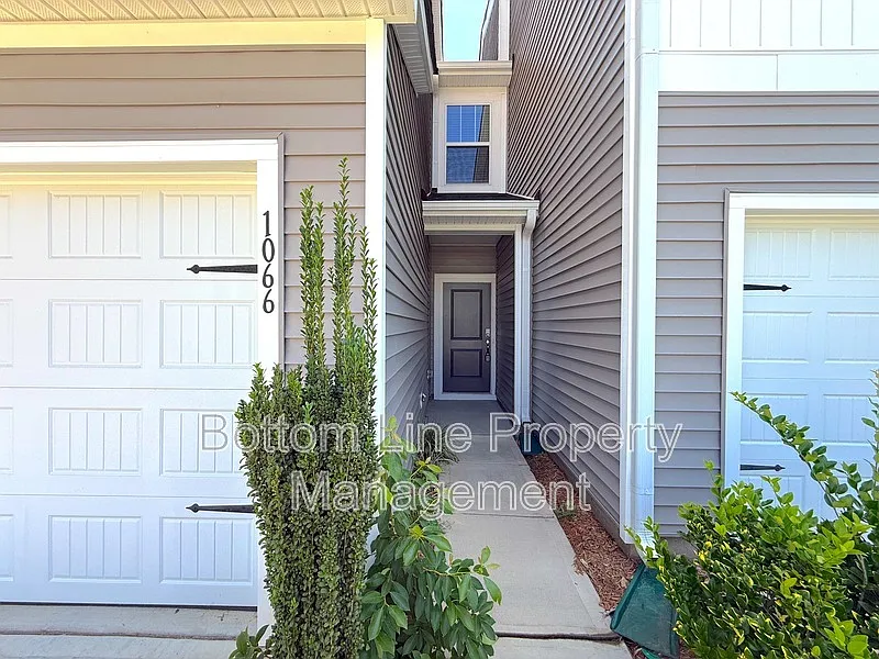 3 bed, 2.5 bath, 1608 sqft, $2,095 — Photo 2