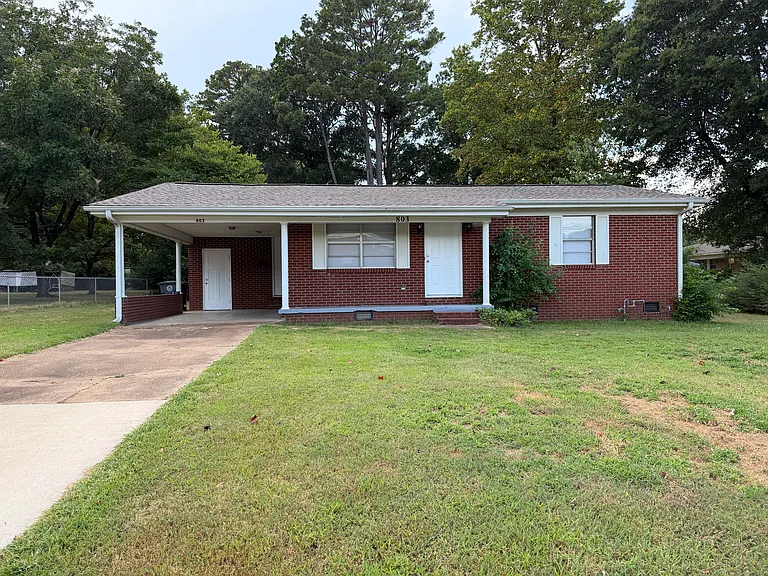 803 N Main St — Photo 1